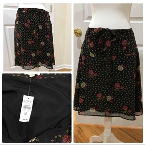 Skirt with floral detailing